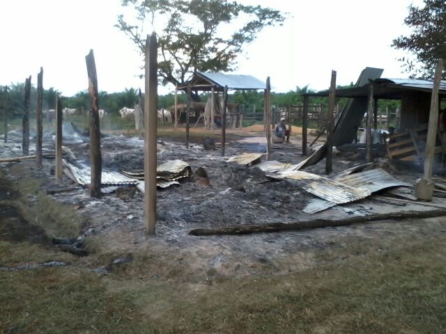 Rancho comunal, quemado por empleados de la empresa Aportes San Isidro el día 29 de Septiembre
